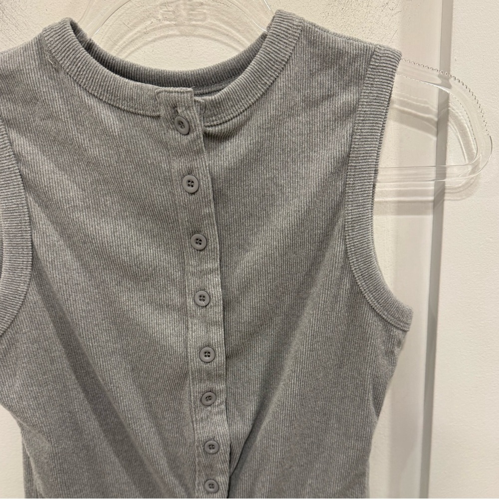 Gray Sleeveless Button-Up Top - image 3